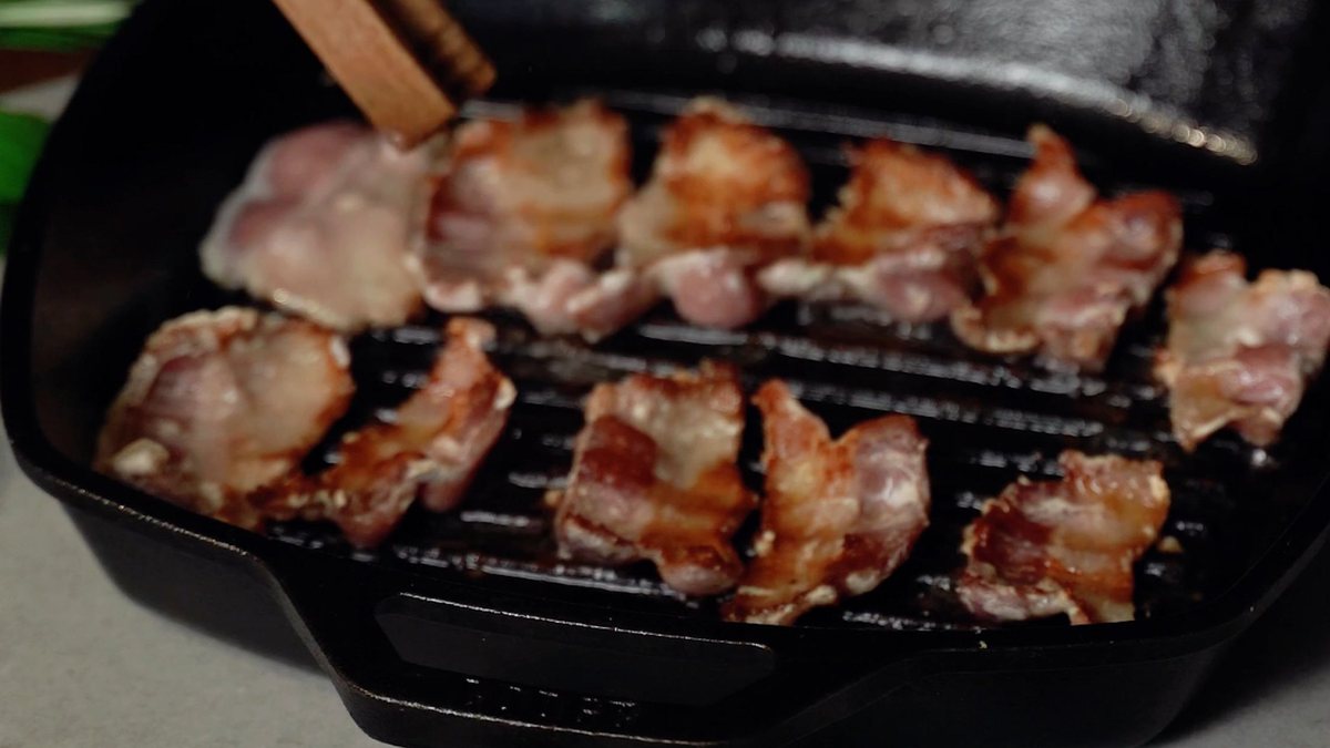 Bacon steges sprødt på en støbejernspande