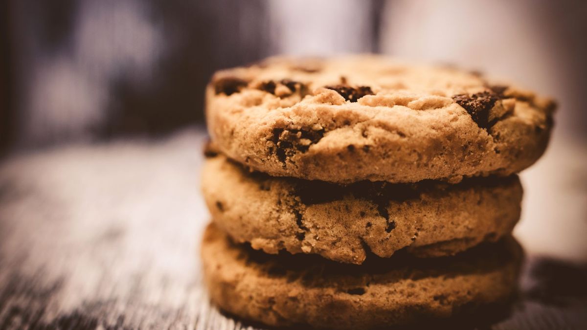 Stakkede chokolade-cookies på træbord – eksempel på bagværk hvor erythritol kan bruges