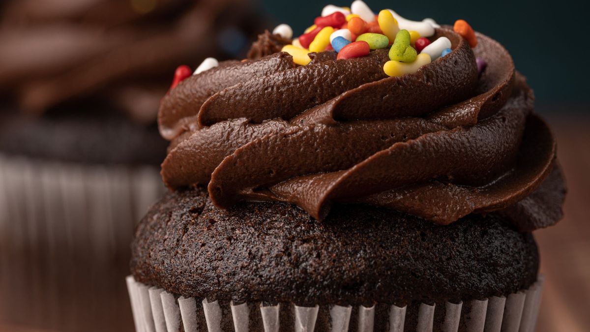 Chokoladecupcake med chokoladefrosting og krymmel