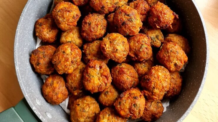 Hjemmelavede frikadeller i en stegepande