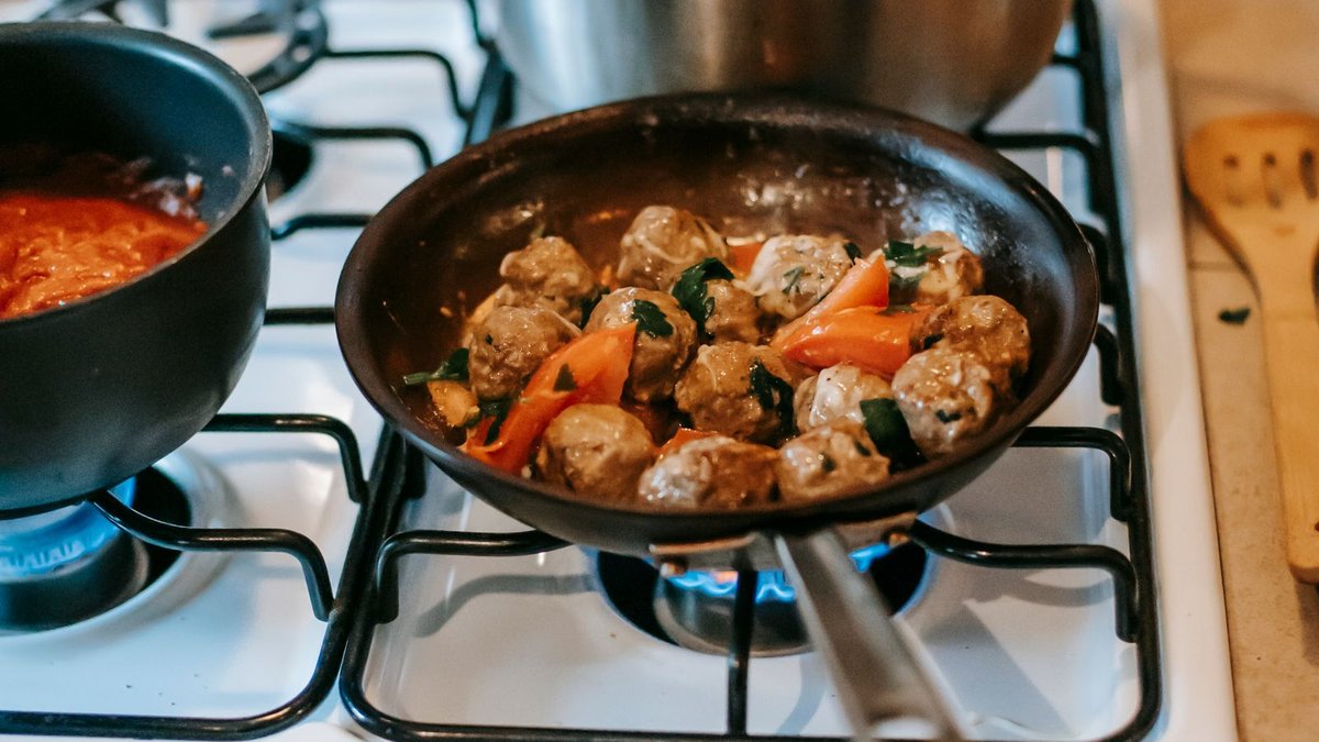 Frikadeller steges i pande på komfuret