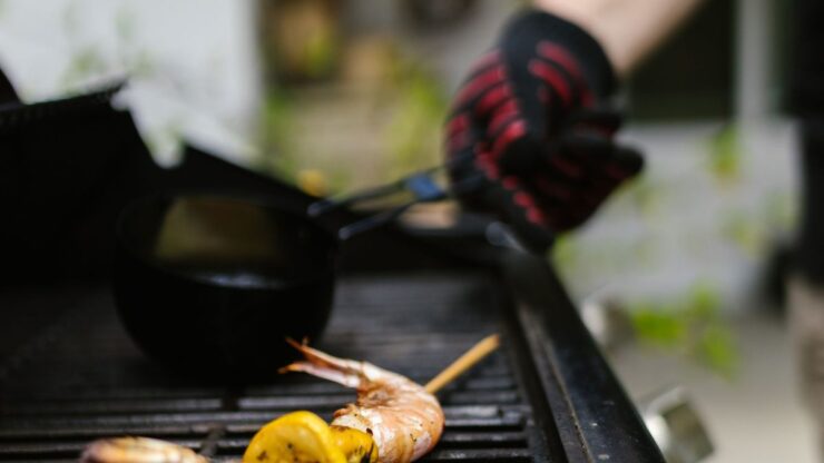 Varmebestandig grillhandske i tekstil ved en gasgrill med rejespyd