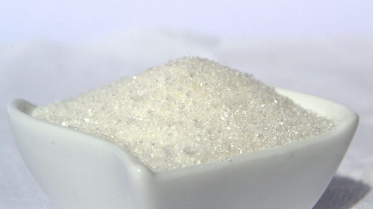 Hvide sukkerkrystaller i en lille skål – illustrerer erythritol til bagning